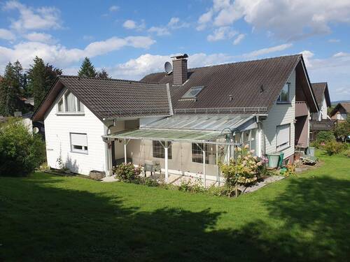 Außenansicht-Südwest - Preissenkung ! Einfamilien-Wohnhaus mit Einliegerwohnung u. Garagengebäude mit Carport von Detmold-14 km von Augustdorf