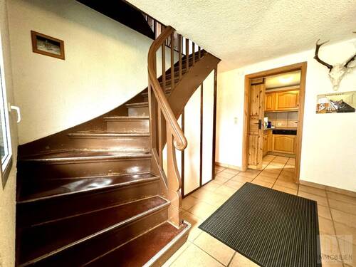 EG – Eingangsbereich mit Treppenaufgang - 9 Zimmer Einfamilienhaus zum Kaufen in Saalfeld