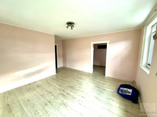 OG – Wohnzimmer mit anschließendem Ankleidezimmer - 