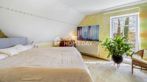 1. OG Schlafzimmer 1 - 