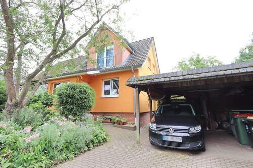 Vorderansicht rechte Haushälfte und Carport - 