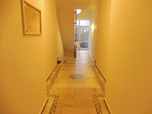 Leisniger 12; Treppenhaus - 2 Zimmer Etagenwohnung in Dresden