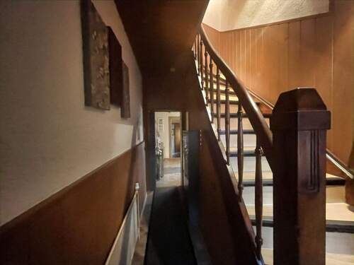 Treppenaufgang und Zugang zum Wohnbereich - 