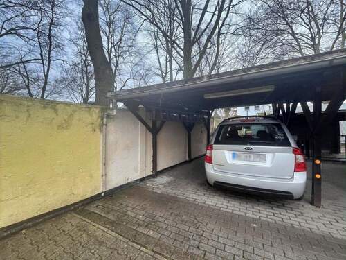 Carport mit Zugang zum eigenen Garten - 