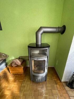 und ein Kaminofen ist auch vorhanden - 