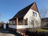 Hofzufahrt und Terrasse - 5 Zimmer Einfamilienhaus zum Kaufen in Kretzschau