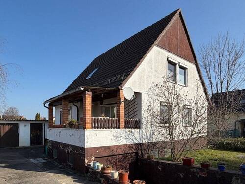 Hofzufahrt und Terrasse - 5 Zimmer Einfamilienhaus zum Kaufen in Kretzschau