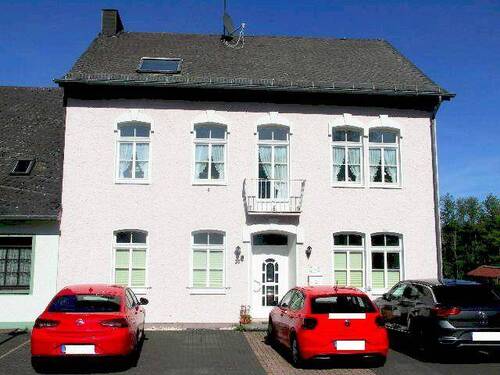 2 - Kfz Stellplätze - 9 Zimmer Reihenendhaus in Stadtkyll