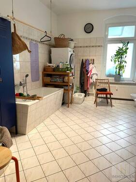 Geräumiges Badezimmer - 3 Zimmer Etagenwohnung in Halle (Saale)