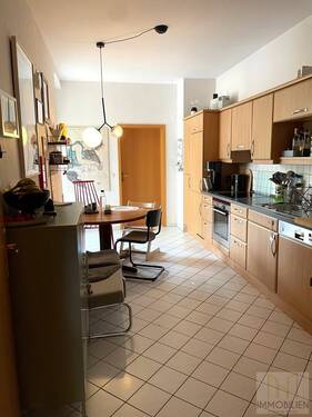 Wohnküche mit Zugang zu Balkon und Schlafzimmer - 