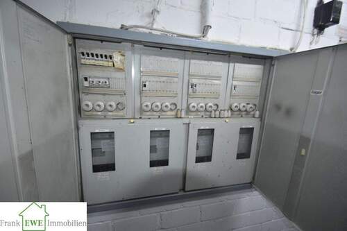 Stromkasten, Wohn- und Geschäftshaus - 