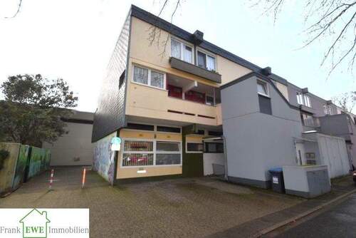 Hausansicht, Wohn-und Geschäftshaus zum Kauf in Düsseldorf Garath, Frank Ewe Immobilienmakler Düsseldorf Hassels - Objekt-Nr. 318, 40595 Düsseldorf Wohn- und Geschäftshaus: 4Wohnungen, 2 Ladenlokale, voll vermietet