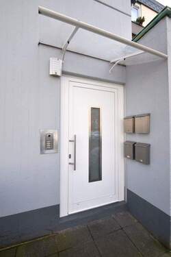 Hauseingang, Wohn- und Geschäftshaus zum Kauf in Düsseldorf Garath, Frank Ewe Immobilienmakler Düsseldorf Hassels - Mehrfamilienhaus, Wohnhaus mit 372,40 m&sup2; in Düsseldorf / Garath zum Kaufen