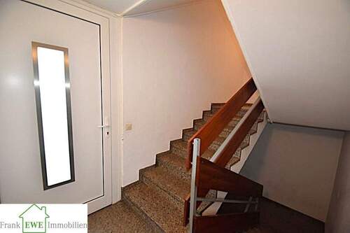 Hauseingang, Treppenhaus, Wohn- und Geschäftshaus zum Kauf in Düsseldorf Garath, Frank Ewe Immobilienmakler Düsseldorf - 