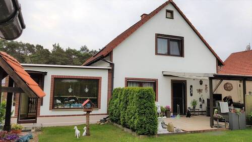 Gartenansicht.jpg - Einfamilienhaus mit Pool am Waldrand