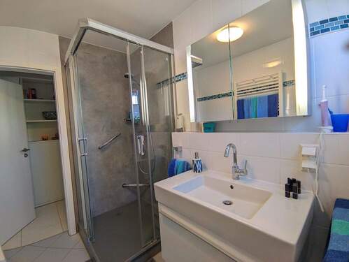 Badezimmer mit Dusche - 