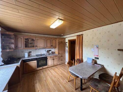 Küche mit EBK und Frühstücksbereich - 