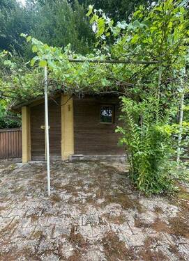 ein kleines Gartenhaus ist auich vorhanden - 