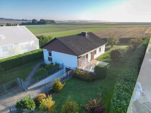 Südwest-Ansicht - Älterer Bungalow auf tollem Grundstück in Buxheim-Tauberfeld