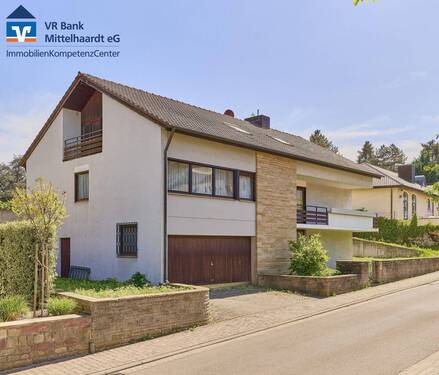 Hausansicht - Großzügiges Familienhaus in begehrter Lage von DÜW - solide Substanz mit Gestaltungsspielraum!