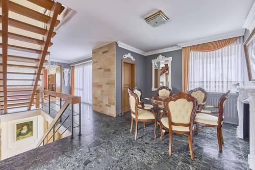 Flur-/ Passage Obergeschoss - Einfamilienhaus mit 290,00 m&sup2; in Bad Dürkheim zum Kaufen
