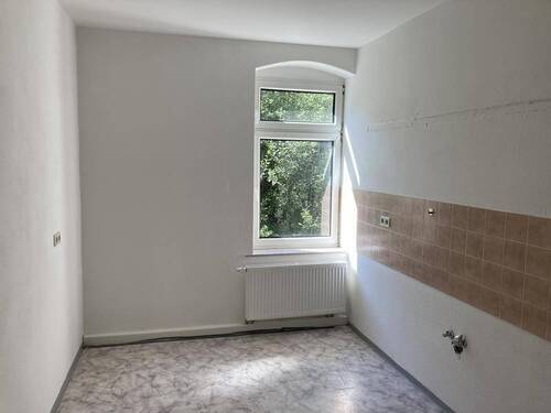 Küche mit Fliesenspiegel und Fenster - 