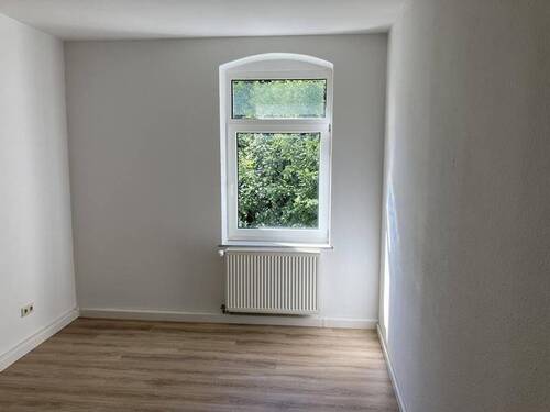 Schlafzimmer mit Laminat - 