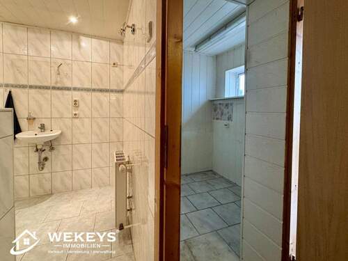 Sicht ins Bad und Abstellkammer - 