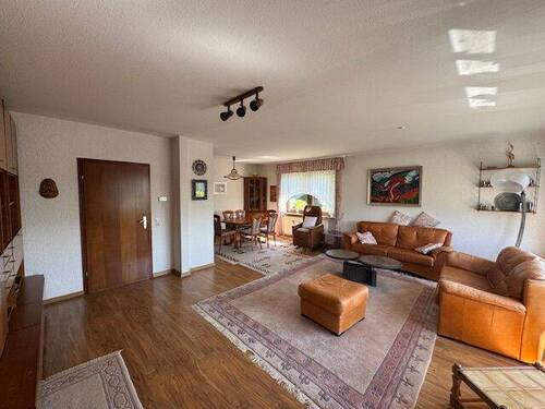 großzügiges Wohnzimmer - 