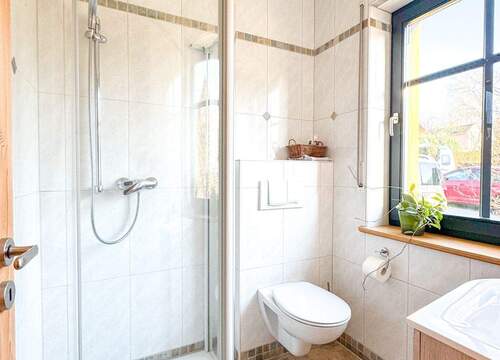 ...sowie Gästeduschbad auf gleicher Ebene - 