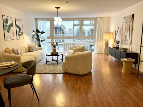 Wohnzimmer / Schlafzimmer 3 - 4 Zimmer Etagenwohnung in München