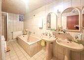 ...modernes Familienbad - 