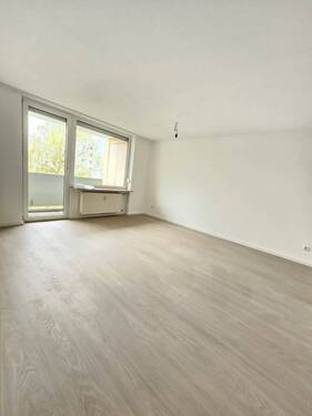 Wohnzimmer mit Balkonzugang - Provisionsfrei & Saniert - Lichtdurchflutete 3-Zimmer-Wohnung & Garage in Stein