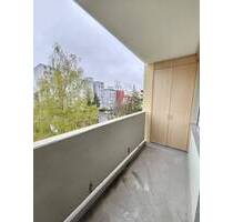 Provisionsfrei & Saniert - Lichtdurchflutete 3-Zimmer-Wohnung & Garage in Stein