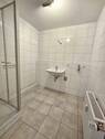 Badezimmer mit Dusche - 3 Zimmer Etagenwohnung in Stein