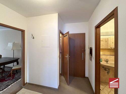 Blick aus dem Schlafzimmer Richtung Eingang und Abstellkammer - 2 Zimmer Etagenwohnung zum Kaufen in Baden-Badem