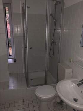 Bad mit Dusche und Fenster - 