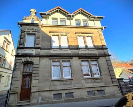 2 Straßenansicht mit der historischen Sandsteinfassade - 9 Zimmer Mehrfamilienhaus, Wohnhaus zum Kaufen in Kusel