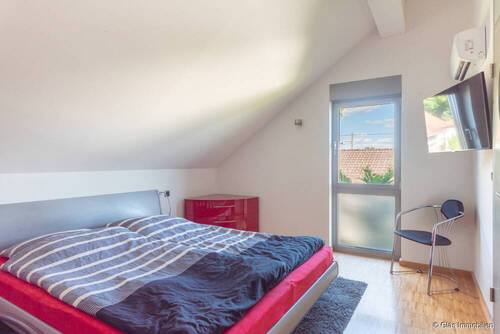 Elternschlafzimmer mit Klimaanlage und Ankleiderau - 