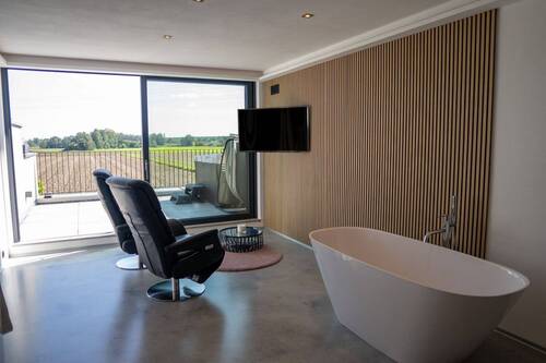 Großzügiges Badezimmer mit freistehender Badewanne - 