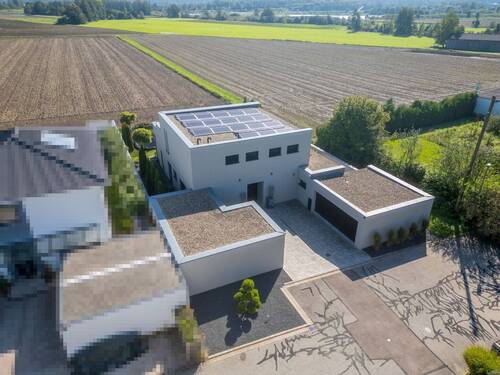 Gebäudeansicht mit Garagen - 