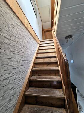 Treppenaufgang EG ins ausgebaute DG.jpg - 