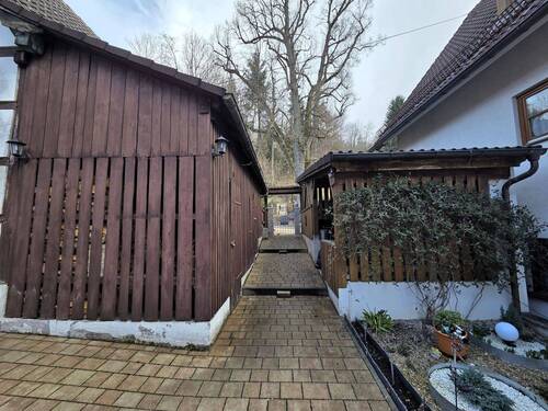 Blick auf das Carport und Holzlager.jpg - Einfamilienhaus mit 169,00 m&sup2; in Pommelsbrunn zum Kaufen