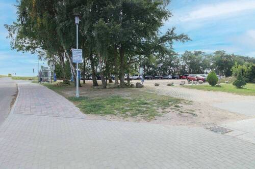 Parkplatz und Bushaltestelle - 