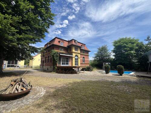 Außenansicht - Anleger-Traum: Pool, Stellplätze, 3 Wohnungen - beste Lage in Rudolstadt