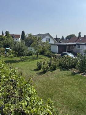 Zugang auf Rasenfläche hinter dem Haus - 