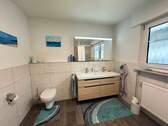 EG Hauptbad mit Waschtisch, Spiegelschrank und WC - 