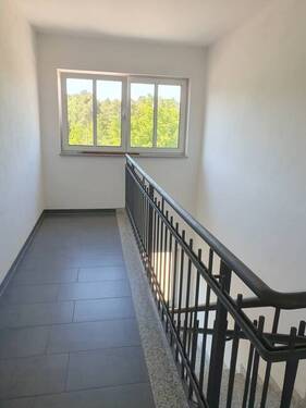 im hellen Treppenhaus - 