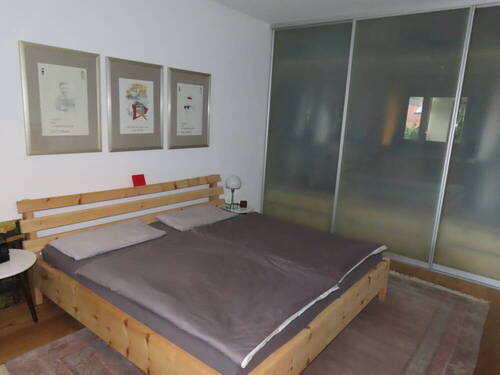 Schlafzimmer mit Einbauschrank - 