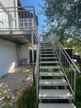zusätzliche Außentreppe vom Hof zum Balkon - 